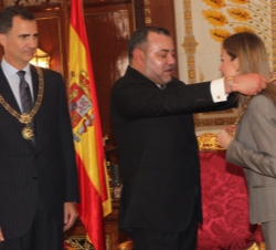 El Rey de Marruecos hace entrega del Collar "Wissam Al Mohammadi" a Su Majestad la Reina
